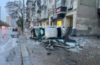 У центрі Києва водій виїхав на тротуар і травмував пішоходів на зупинці громадського транспорту