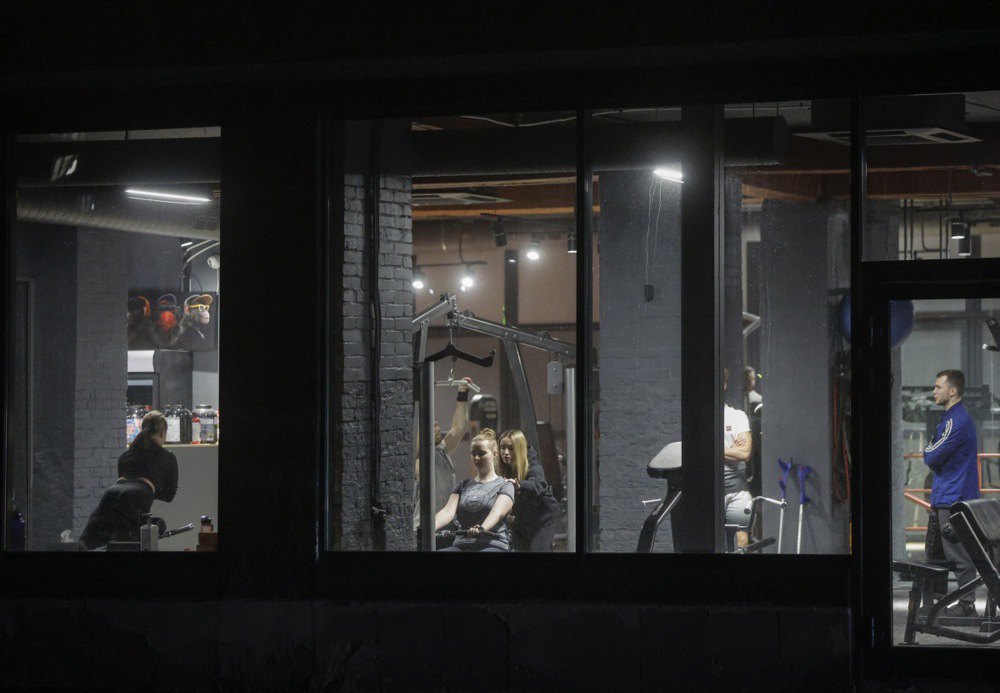 Люди тренуються у спортзалі, який обладнаний генератором, Київ