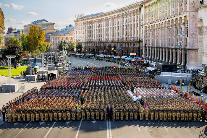 Спільне фотографування з учасниками військового параду до Дня Незалежності України в день генеральної репетиції 22 серпня 2018
року