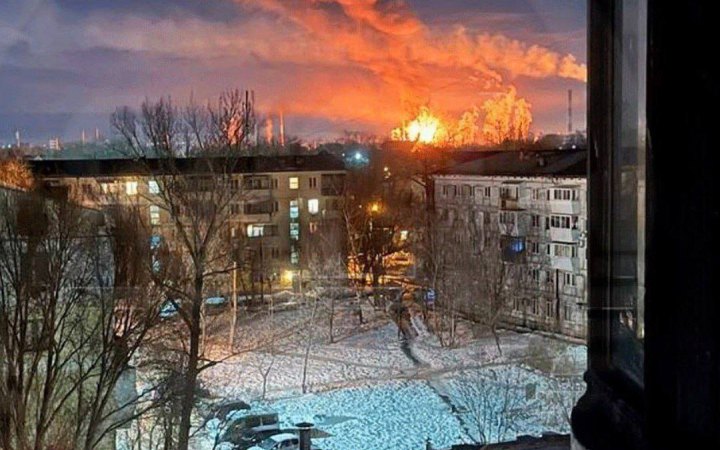 У російській Самарі горить нафтопереробний завод