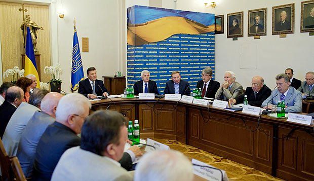 Янукович собрал на первом заседании Конституционной ассамблеи всех президентов
