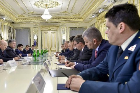 Порошенко обговорив ситуацію на Донбасі з міністрами оборони 4-х країн
