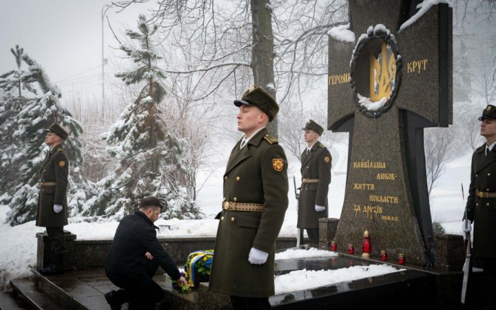 Зеленський ушанував пам'ять Героїв Крут на Аскольдовій могилі в Києві