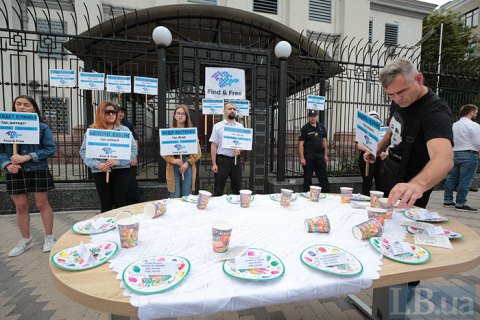 Под посольством РФ прошла акция в честь исчезнувших людей в оккупированном Крыму