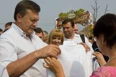 На ярмарке Янукович купил бочку для засолки огурцов