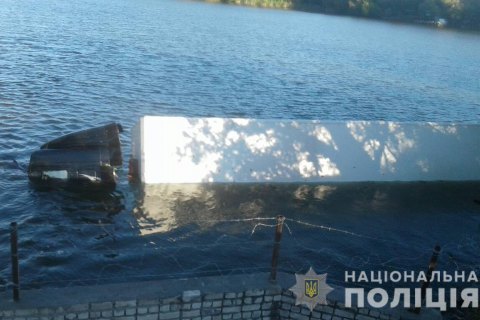 Водій втопив фуру з посилками в Херсонській області