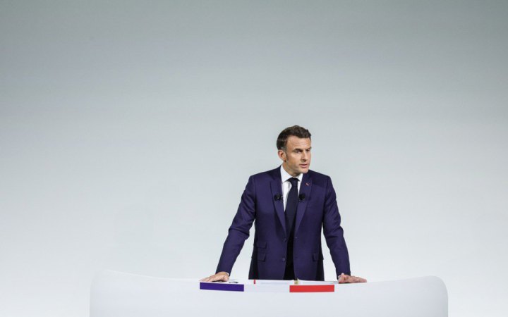 Макрон заявив,що продовжить працювати попри заклики до відставки