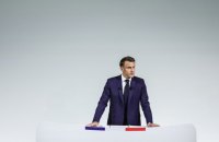 Макрон заявив,що продовжить працювати попри заклики до відставки