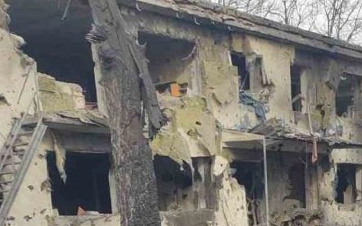 ​Росіяни скинули авіабомбу на дитсадок у Костянтинівці. Загинула людина