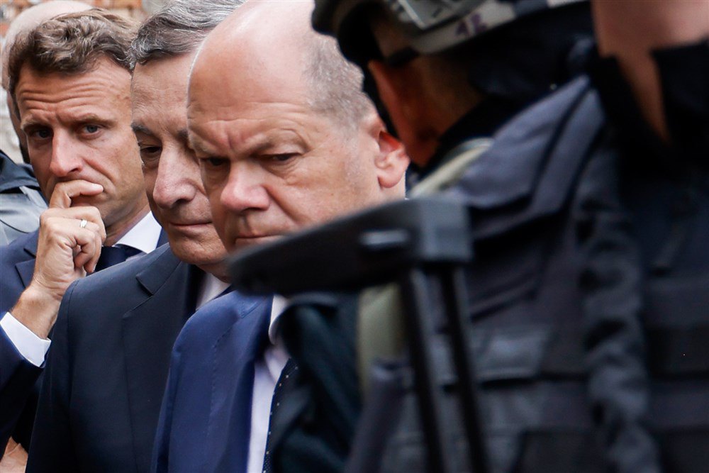 Зліва направо: президент Франції Емманюель Макрон, прем’єр-міністр Італії Маріо Драґі та канцлер Німеччини Олаф Шольц під час візиту до Ірпеня, 16 червня 2022 р.