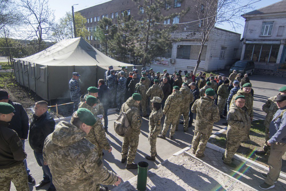 Військовослужбовці чекають, щоб проголосувати на спеціальній виборчій дільниці неподалік від лінії фронту в селі Попасна Луганської області, 21 квітня 2019 року.