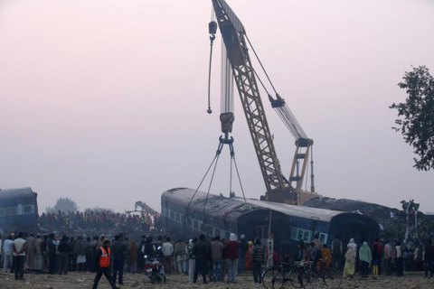 Число загиблих у залізничній катастрофі в Індії зросло до 128 осіб