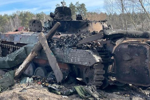 В Киевской области силы обороны в упор расстреляли колонну российской бронетехники