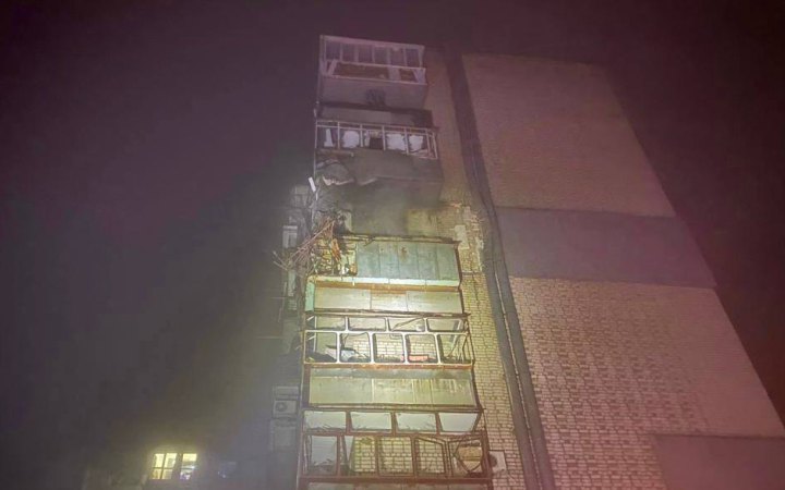 У новорічну ніч ворог двічі обстріляв Нікополь, жінка зазнала поранень 
