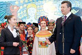 Янукович пожелал женщинам ласковых дней