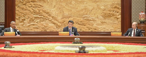  Президент США Барак Обама (L), президент России Владимир Путин (справа) и председатель КНР Си Цзиньпин присутствовать на
совещании экономических лидеров АТЭС в Пекине, Китай, 11 ноября 2014 года.