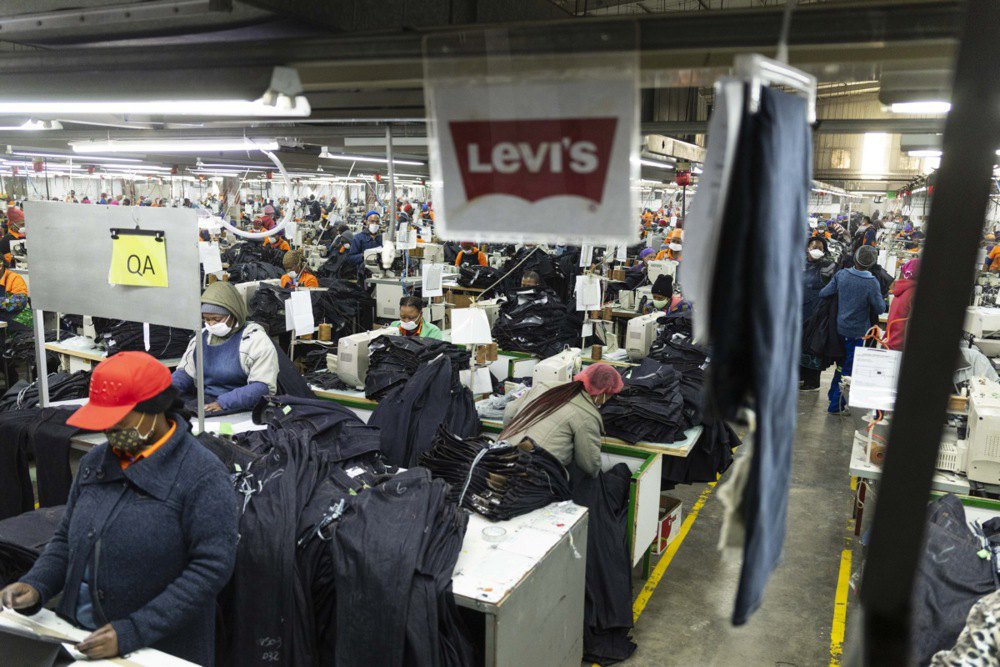 Робітники швейної фабрики Nien Hsing (Лесото) виготовляють джинси Levis для ринку США