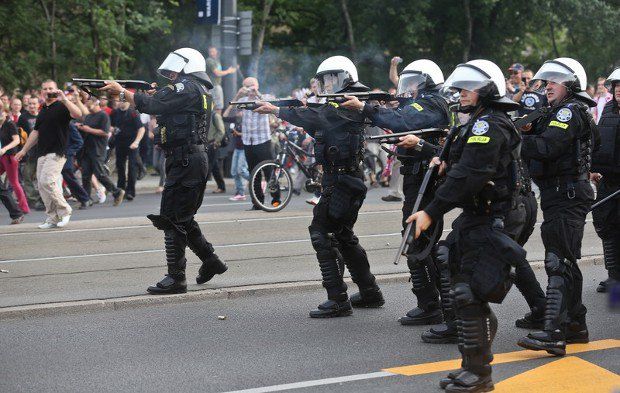 Варшавская полиция пытается разогнать массовую драку болельщиков