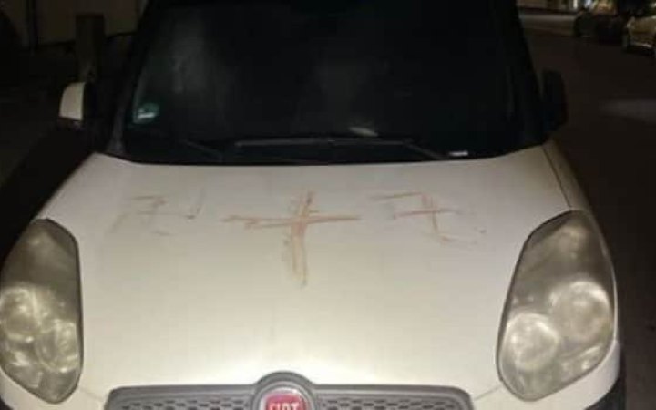 У Німеччині виявили десятки червоних графіті зі свастикою на авто та стінах