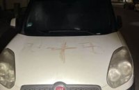 У Німеччині виявили десятки червоних графіті зі свастикою на авто та стінах