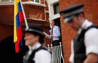Британия сняла караул с приютившего Ассанжа посольства