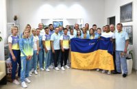 Зеленский передал олимпийцам флаг Украины с подписями военных