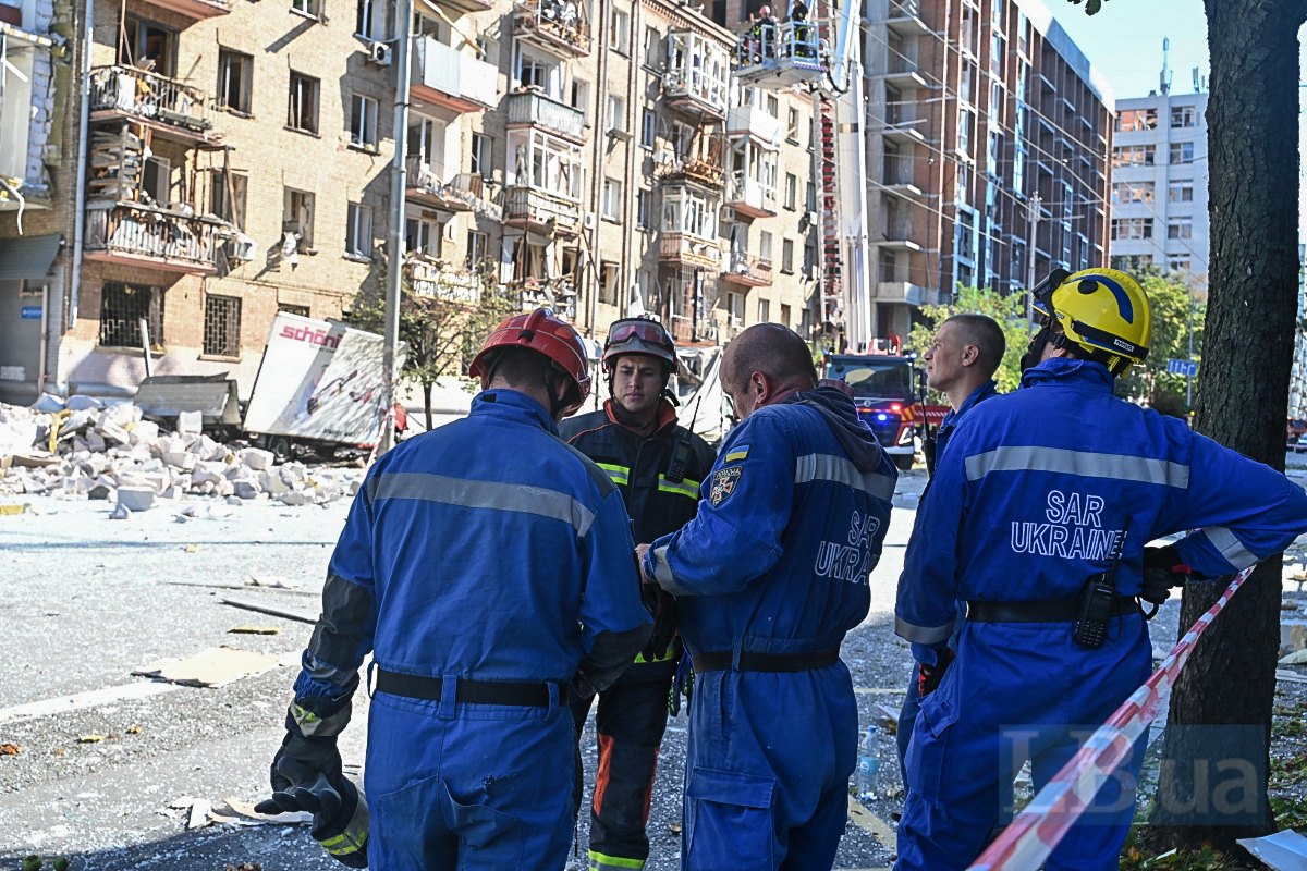 Наслідки удару рф в Шевченківському районі.