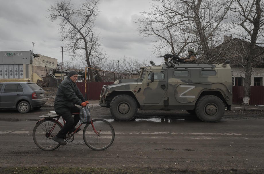 Патруль окупантів у селі Трьохізбенка, Луганської області, 27 березня 2022 року.