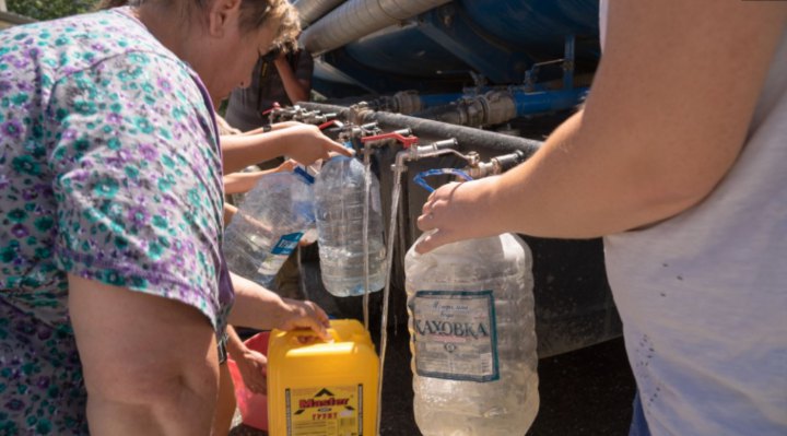 Мешканці села Богданівка під Сімферополем набирають воду з водовозки