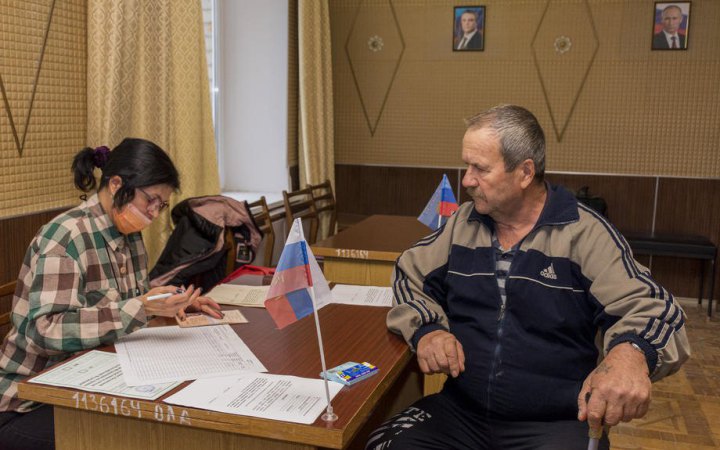 “Паспорт не потрібен, прийдемо з автоматом додому”, – Гайдай розповів про “референдум” на Луганщині