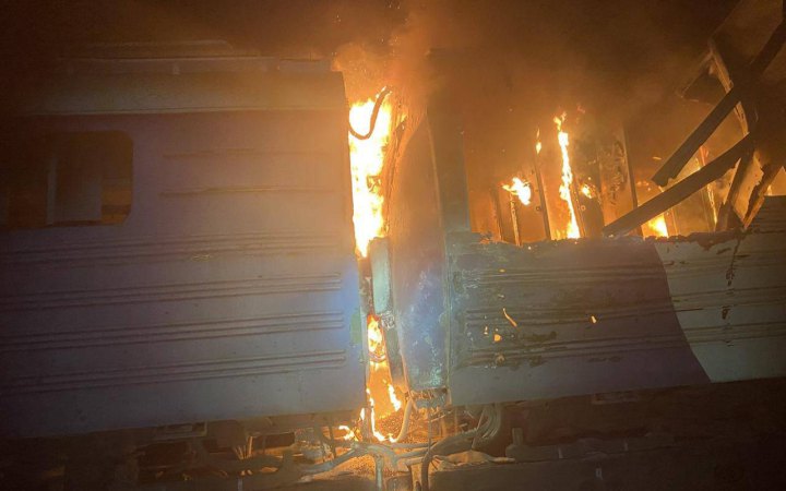 На Харківщині армія РФ влучила безпілотником у приміський поїзд