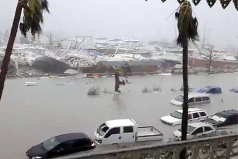 Ураган "Ирма" сделал Карибский остров Барбуда непригодным для жизни