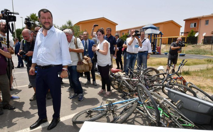Заступник прем'єр-міністра Італії і міністр внутрішніх справ Маттео Сальвіні під час візиту в центр надання допомоги біженцям в
Мінея, острів Сицилія, 9 липня 2019.