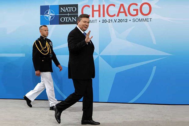 Янукович с радостью принял приглашение на саммит НАТО в Чикаго