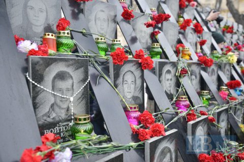 ​Суд оправдал мужчину, который демонстративно уничтожил стенд c портретами Героев Небесной сотни в Хмельницкой области