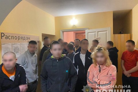 На Київщині викрили групу осіб, які незаконно утримували людей у "реабілітаційному центрі"