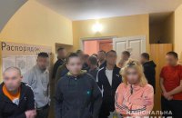 На Київщині викрили групу осіб, які незаконно утримували людей у "реабілітаційному центрі"