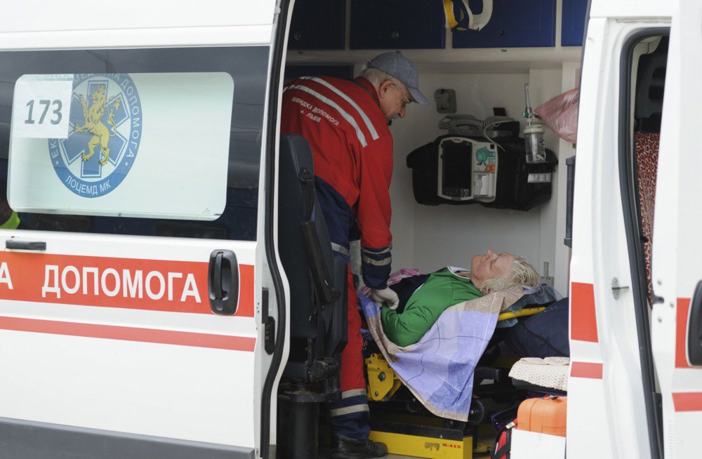 Бригада швидкої допомоги на вокзалі у Львові.