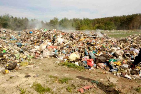 У Житомирській області затримали вантажівку, що вивантажувала львівське сміття