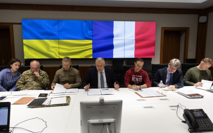 Україна розпочала переговори із Францією щодо гарантій безпеки