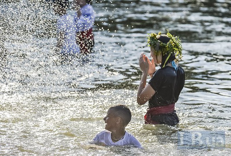 Молодь купається у Дніпрі на Івана Купала