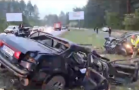 На Новоирпенской трассе в Киеве Hyundai вылетел на встречную полосу и протаранил два авто