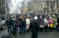 На Банковой в Киеве собрали колонну из бабушек и студентов