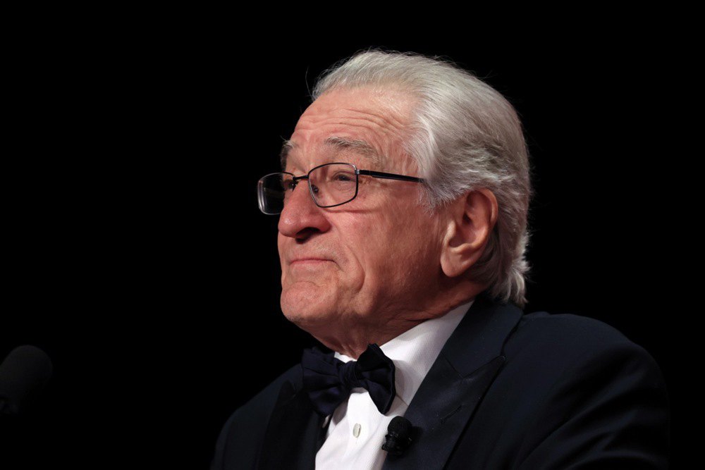 Роберт Де Ніро виступає з промовою на сцені Каннського кінофестивалю