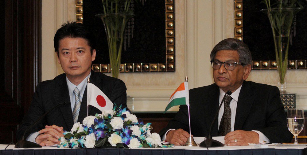  Міністр закордонних справ Японії Коічіро Гемба і міністр закордонних справ Індії С.М. Крішна під час пресконференції в Нью-Делі, 30 квітня 2012 року. 