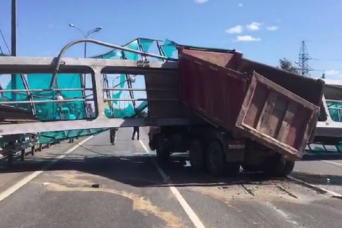 ​В России самосвал с поднятым кузовом снес пешеходный мост