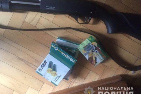 Поліція Києва затримала пенсіонерку, яка поранила дівчину з гвинтівки