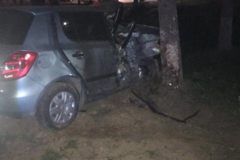 В Ужгороді п'яна водійка в'їхала в дерево, загинула 19-річна пасажирка