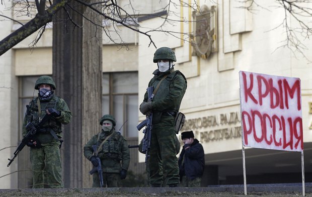 *Зеленые человечки* у здания парламента Крыма