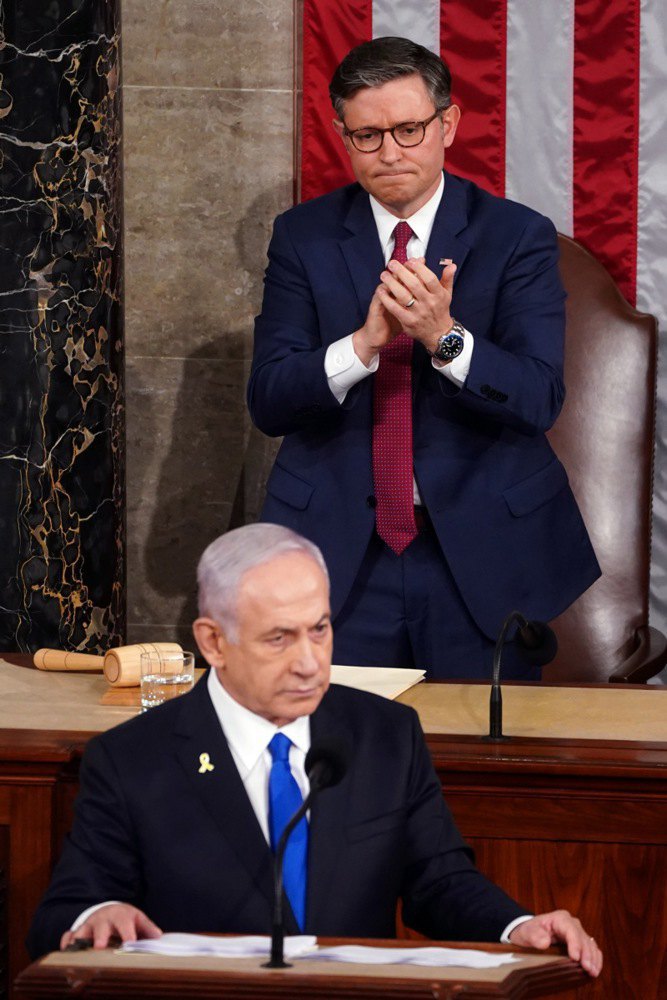 Спікер Палати представників США Майк Джонсон аплодує прем'єр-міністру Ізраїлю Беньяміну Нетаньягу, який виступає
з промовою на засіданні Конгресу у Вашингтоні, 24 липня 2024 року.